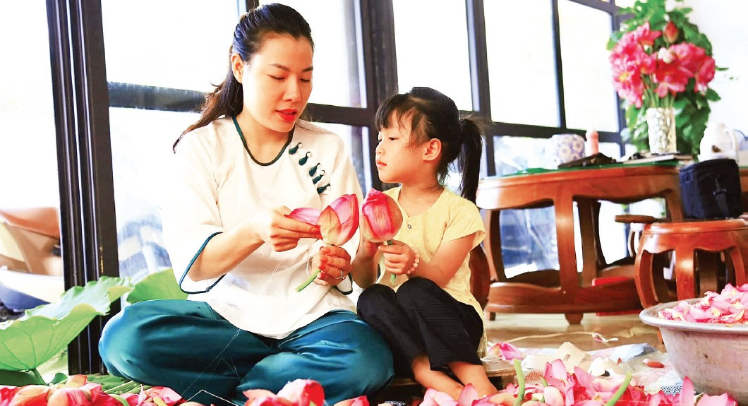 Chị Đinh Thị Hiền tự hào được kế thừa nghề ướp trà sen từ gia đình.