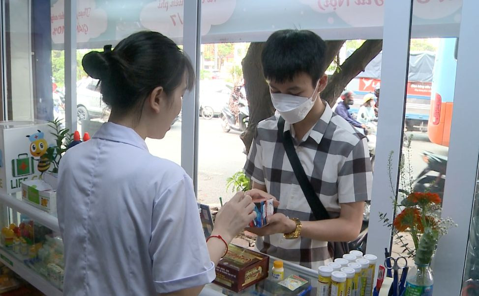 Nhân viên một cửa hàng thuốc tư vấn về thực phẩm chức năng cho người mua. (Ảnh: Thúy Quỳnh)