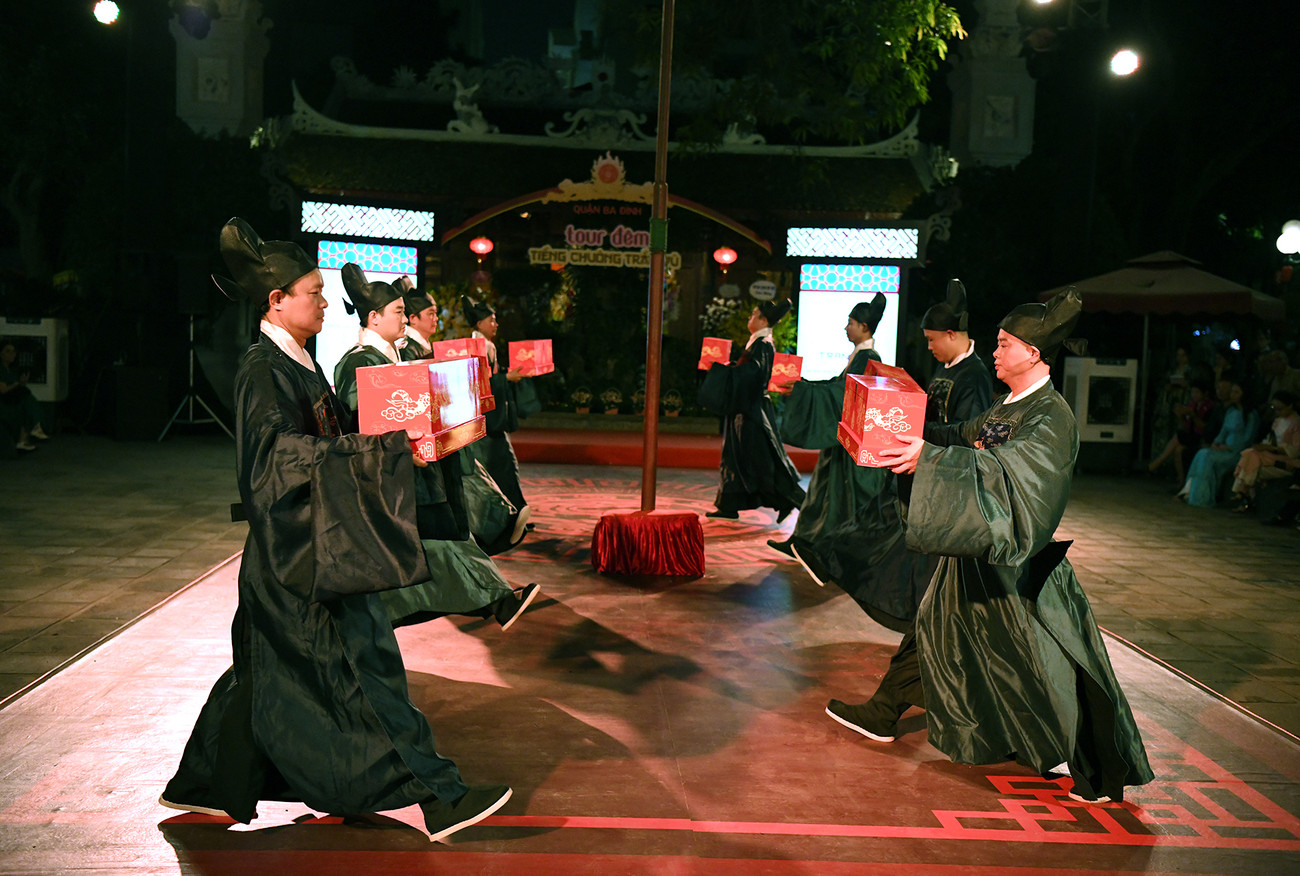 Tiết mục múa “Tám đạo sắc phong” dàn dựng theo phong cách nghệ thuật cung đình. (Ảnh: THẾ DƯƠNG)