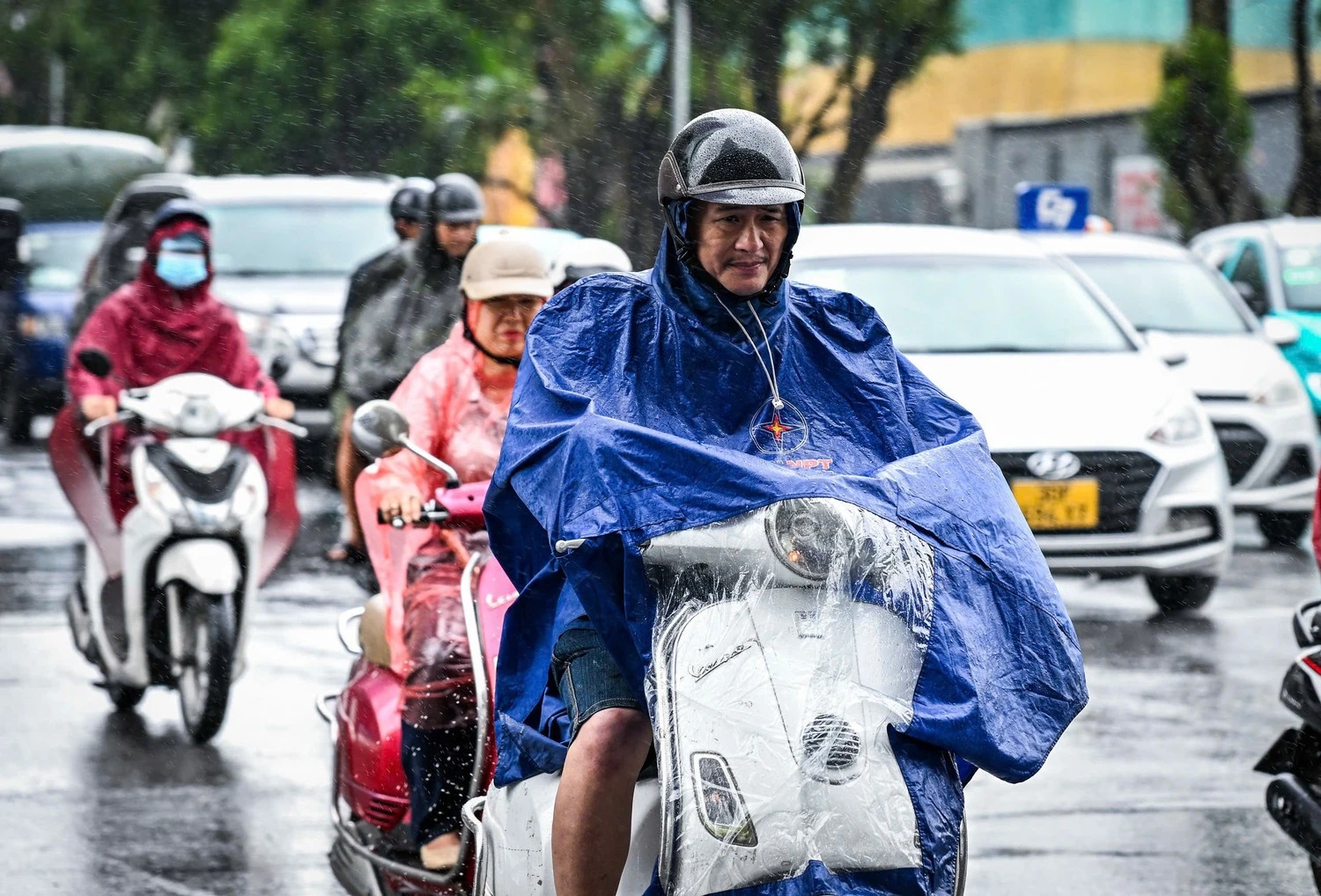 Dự báo thời tiết 26/2: Mưa dông trái mùa, cảnh báo lốc sét và ngập úng