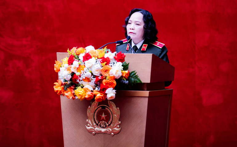 Генерал-майор Фам Тхі Лан Ань, директор Департаменту охорони здоров'я Міністерства громадської безпеки, виступив з вступною промовою. z7218345393657-43216277638ff8557e8804c0d5647671.jpg