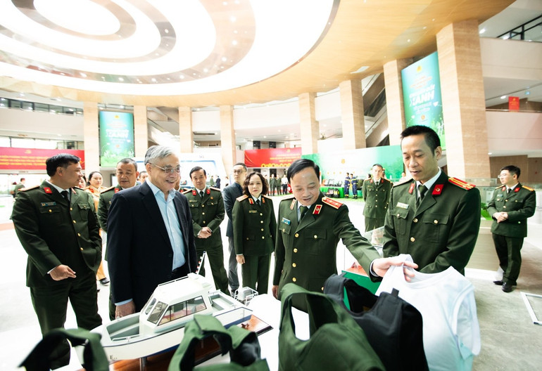 Делегати відвідали виставку деяких продуктів зеленої трансформації, виготовлених Силами громадської безпеки. z7218798543614-7c6fc6e91c2330184b7932cf1f481cbf.jpg