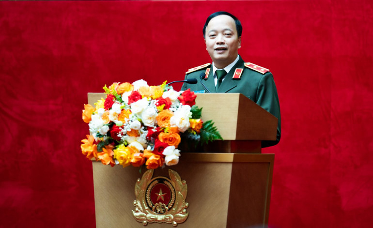 Генерал-лейтенант Данг Хонг Дик виступає на конференції. z7218345369155-4815c8a86eb753f9b82dba8d34551880.jpg