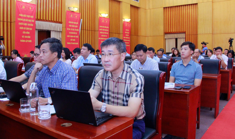 Hội nghị được tổ chức theo hình thức trực tiếp kết hợp trực tuyến, kết nối đến 34 điểm cầu các Sở Nông nghiệp và Môi trường các tỉnh, thành phố trên toàn quốc. z6929439417761-de09feb8a40522b7c90df2d762d4394b.jpg