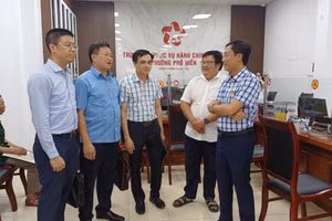 Đoàn công tác Bộ Khoa học và Công nghệ trao đổi, lắng nghe ý kiến tại Trung tâm phục vụ hành chính công Phường Phố Hiến, tỉnh Hưng Yên.