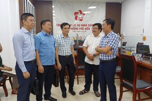 Đoàn công tác Bộ Khoa học và Công nghệ trao đổi, lắng nghe ý kiến tại Trung tâm phục vụ hành chính công Phường Phố Hiến, tỉnh Hưng Yên.