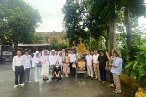 Các học viên sau khi được hướng dẫn về kỹ thuật chăm ong và khai thác mật ong tầng kế, nâng cao chất lượng sản phẩm OCOP mật ong.