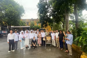 Các học viên sau khi được hướng dẫn về kỹ thuật chăm ong và khai thác mật ong tầng kế, nâng cao chất lượng sản phẩm OCOP mật ong.