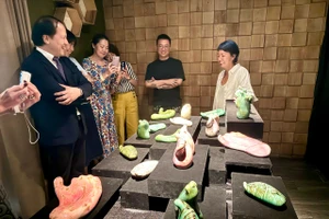 Tại sự kiện ra mắt bộ sưu tập gốm “Giao Chỉ”, dự án sáng tạo giữa BTMA và nghệ sĩ Phạm Kiều Phúc (áo trắng bên phải).