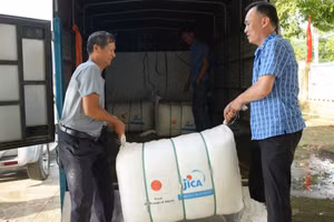 Lãnh đạo xã Hợp Thịnh hỗ trợ vận chuyển quà tặng về cho bà con các thôn. (Ảnh: MAI TOAN)
