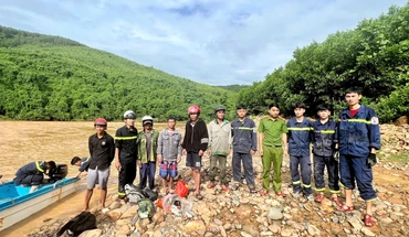 Sau nhiều giờ cứu nạn, 5 người dân đã được đưa đến khu vực an toàn.
