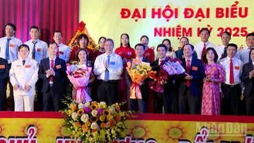 Lãnh đạo tỉnh Quảng Trị tặng hoa chúc mừng Ban Chấp hành Đảng bộ xã Lao Bảo, nhiệm kỳ 2025-2030.