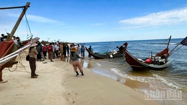 Thuyền đánh cá của ngư dân M.V.L. trôi dạt trên biển được người dân đưa vào bờ.