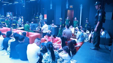 Lực lượng công an tỉnh Quảng Trị phát hiện nhiều đối tượng dương tính với ma túy khi kiểm tra vũ trường, nhà hàng. (Ảnh: Công an Quảng Trị)