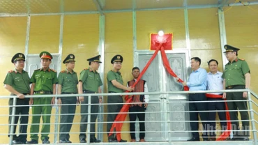 Các đại biểu thực hiện nghi thức khánh thành nhà mới cho các hộ nghèo, hộ khó khăn về nhà ở.