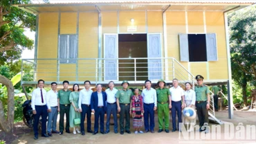 Ban Chỉ đạo xóa nhà tạm, nhà dột nát tỉnh Quảng Trị đến thăm và tặng quà chúc mừng các hộ gia đình nghèo ở huyện Hướng Hóa được hỗ trợ xây dựng nhà mới.
