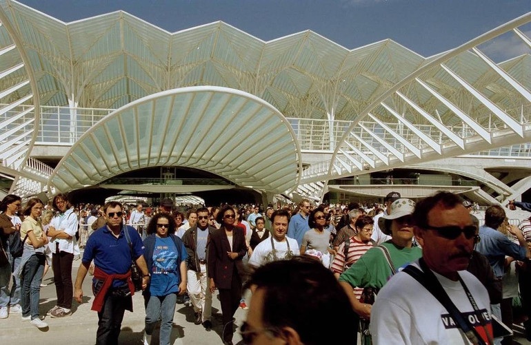 Triển lãm Expo 1998 Bồ Đào Nha trong ngày đầu tiên mở cửa đã đón nhận sự quan tâm nồng nhiệt của đông đảo du khách. (Ảnh: LisboaSecreta) personnes-entrant-le-premier-jour-de-lexpo98-lisboasecreta.jpg