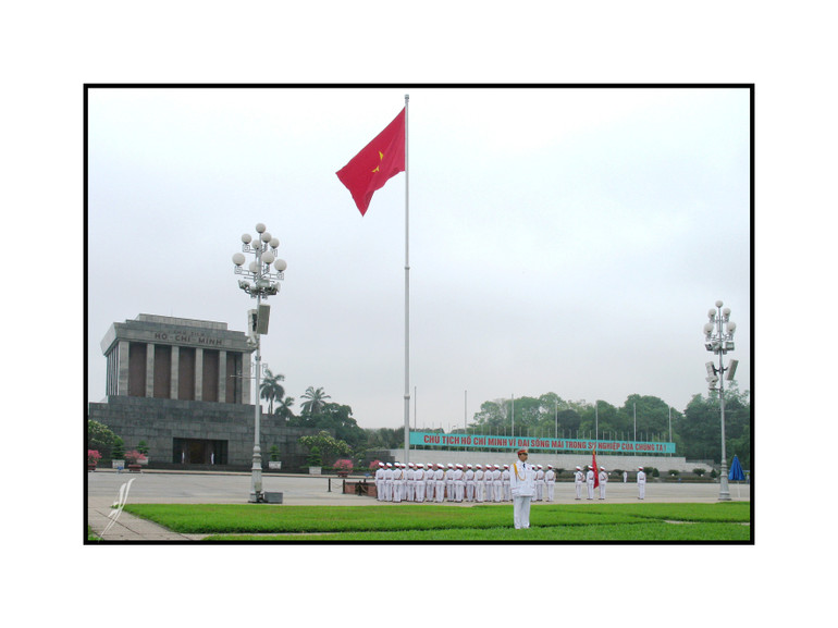 Bà Dominique chia sẻ: Là người Pháp, tôi đến Hà Nội lần đầu như một người ngoại quốc. Nhưng đứng trước quảng trường Ba Đình, đối diện Lăng Chủ tịch Hồ Chí Minh, tôi không còn cảm giác mình là “khách”. Đứng trước Lăng của Người, tôi cảm nhận được một điều vượt lên khỏi chính trị hay thời cuộc: đó là sự kính trọng sâu sắc của cả một dân tộc dành cho một người mà họ tin tưởng tuyệt đối. vietnam-hanh-trinh-ky-uc-duy-13.jpg