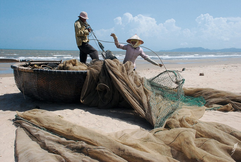 Ở Phú Quốc, cuộc sống ngư dân diễn ra theo nhịp điệu riêng của sóng, gió và thủy triều. Buổi sớm, khi trời còn chưa sáng rõ, người dân đã bắt đầu kéo lưới lên bờ. Không cần khẩu hiệu, không cần người chỉ huy, mỗi người một tay, thân thể họ như đã thuộc lòng nhịp biển. vietnam-hanh-trinh-ky-uc-duy-12.jpg