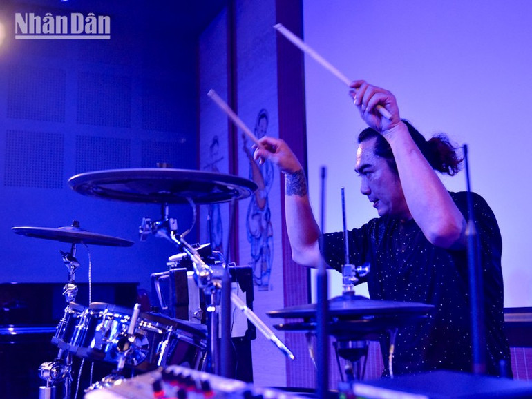 Mỗi nhịp trống là một nhịp đập của đam mê. (Ảnh: KHẢI HOÀN) buc-tuong-band-tai-phap-6.jpg