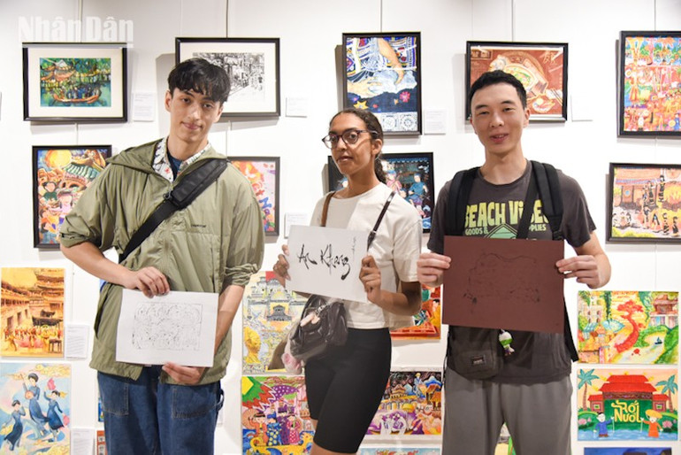 Chloé Valtida thích thú khi được trực tiếp khám phá văn hóa Việt Nam, trong khi hai anh em Axel và Raphael Tran Van Ti như hiểu hơn về chính nguồn cội của mình sau nhiều hoạt động trải nghiệm. (Ảnh: MINH DUY) bonjour-vn-ngay-1-duy-8.jpg