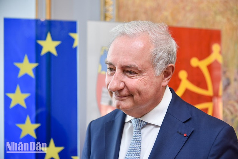 Sau hai chuyến thăm tới Việt Nam, Thị trưởng thành phố Toulouse bày tỏ ấn tượng về nền văn hóa phong phú, lịch sử lâu đời và sự năng động kinh tế của con người Việt Nam. (Ảnh: MINH DUY) thi-truong-toulouse-duy-1.jpg