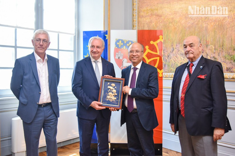 Đại sứ Đinh Toàn Thắng trao quà cho ông Jean-Luc Moudenc, Thị trưởng thành phố Toulouse. (Ảnh: MINH DUY) thi-truong-toulouse-duy-8.jpg