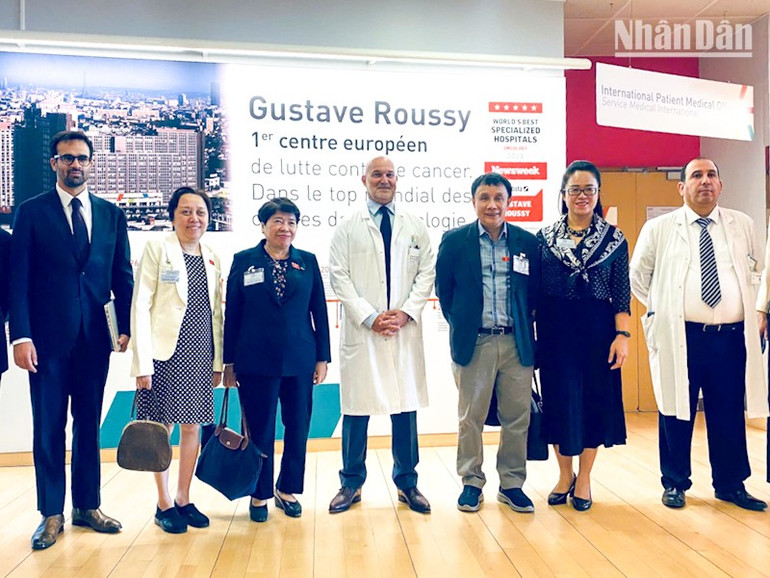 Đoàn thăm và làm việc tại Trung tâm điều trị Ung thư Gustave Roussy. nghi-si-huu-nghi-viet-phap-duy-15.jpg
