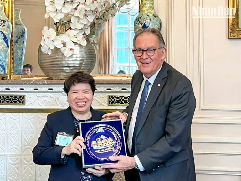 Ông Alain Cadec cho biết Nhóm Nghị sĩ Hữu nghị tại Thượng viện Pháp mong muốn sớm tới thăm và làm việc tại Việt Nam. nghi-si-huu-nghi-viet-phap-duy-16.jpg