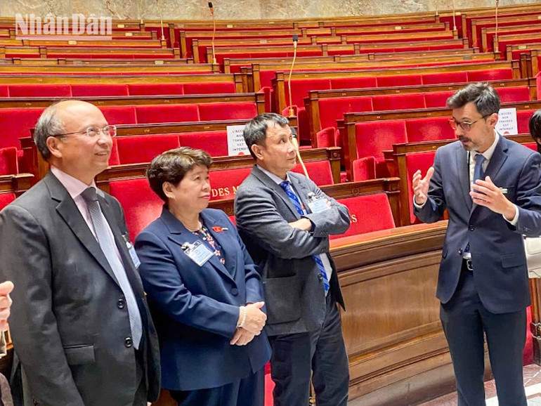 Tại Quốc hội Pháp, Đoàn dự thính phiên họp toàn thể của Quốc hội Pháp chất vấn Chính phủ và được Chủ tịch Quốc hội Pháp giới thiệu tại phiên họp. nghi-si-huu-nghi-viet-phap-duy-13.jpg