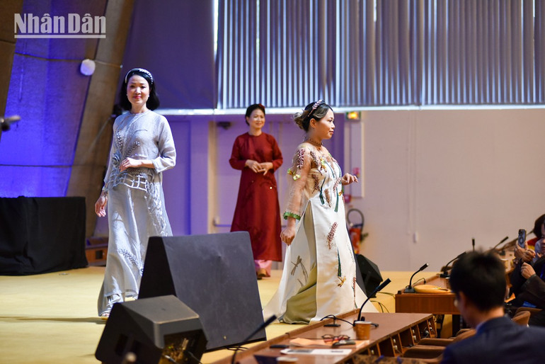 Bộ sưu tập áo dài “Lúa” của nhà thiết kế Lê Thanh Danh, lấy cảm hứng từ ký ức tuổi thơ và tình yêu quê hương. (Ảnh: MINH DUY) lien-hiep-cac-hoi-unesco-duy-8.jpg