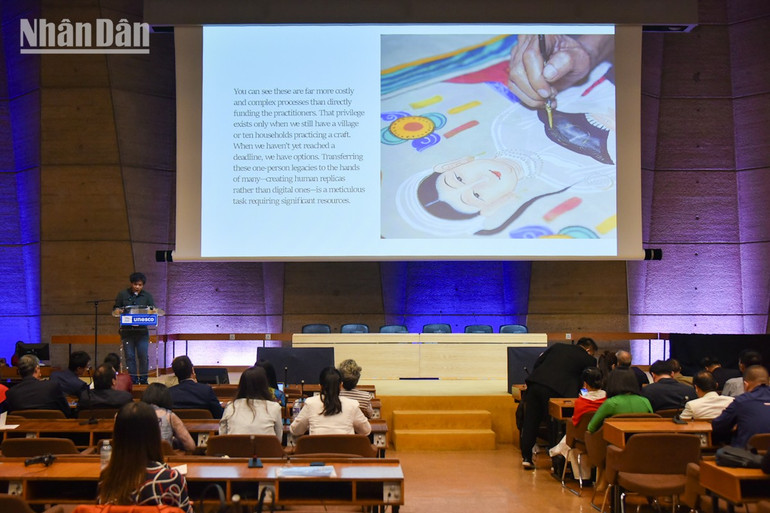 Ông Đinh Đức Hoàng, Phó Tổng giám đốc Trung tâm thông tin UNESCO, đã trình bày về những thách thức trong việc bảo vệ di sản văn hóa phi vật thể tại các cộng đồng thiếu nguồn lực. (Ảnh: KHẢI HOÀN) lien-hiep-cac-hoi-unesco-duy-6.jpg