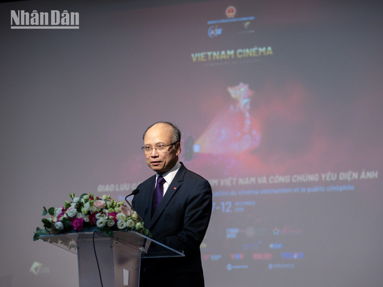 Ambasador Dinh Toan Thang był szczęśliwy i dumny, że ceremonia otwarcia pokazała obecność Wietnamu na dużym ekranie na rynku francuskim. (Zdjęcie: MINH DUY) giao-luu-doan-lam-phim-duy-3.jpg