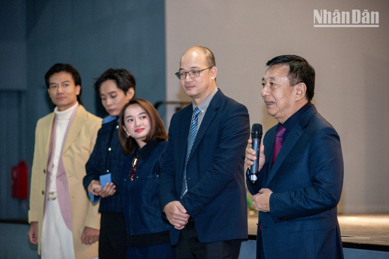 Generał dywizji Do Trieu Phong, dyrektor Departamentu Łączności Bezpieczeństwa Publicznego, powiedział: „Śmiertelna bitwa w powietrzu” odtwarza prawdziwy incydent porwania samolotu, który miał miejsce w 1978 roku. (Zdjęcie: MINH DUY) giao-luu-doan-lam-phim-duy-6.jpg