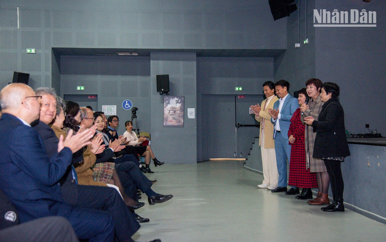 Ekipa filmu „Czerwony deszcz” wyraziła swój zachwyt i wzruszenie, przywożąc film do Francji podczas Tygodnia Kina Wietnamskiego, zorganizowanego w sposób wspaniały, uporządkowany i metodyczny. (Zdjęcie: KHAI HOAN) giao-luu-doan-lam-phim-duy-8.jpg