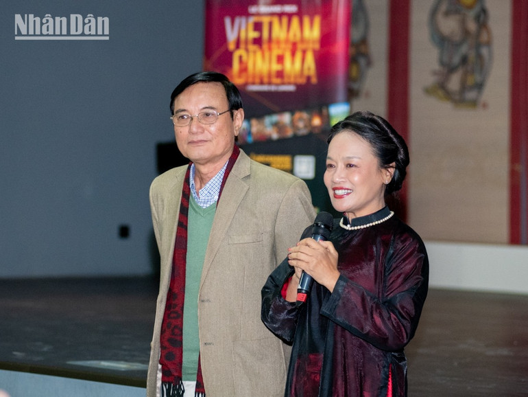 Aktor, zasłużony artysta Huu Muoi i artysta Tu Oanh opowiadają o swoich rolach w filmach „Kiedy nadejdzie październik” i „Deszcz na skrzydłach motyla”. (Zdjęcie: MINH DUY) giao-luu-doan-lam-phim-duy-9.jpg