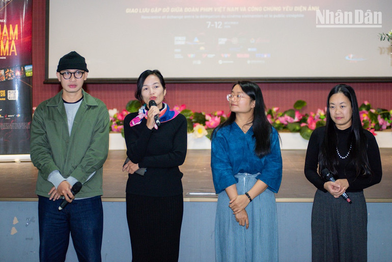 Ci utalentowani młodzi producenci filmowi i scenarzyści obiecują, że w przyszłości wniosą wiele do wietnamskiego kina. (Zdjęcie: MINH DUY) giao-luu-doan-lam-phim-duy-10.jpg