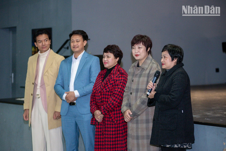 Według ekipy filmowej, „Czerwony deszcz” przedstawia fragment „81-dniowej i nocnej wojny o obronę cytadeli Quang Tri”, tragicznego rozdziału w historii walki narodu wietnamskiego. (Zdjęcie: KHAI HOAN) giao-luu-doan-lam-phim-duy-7.jpg