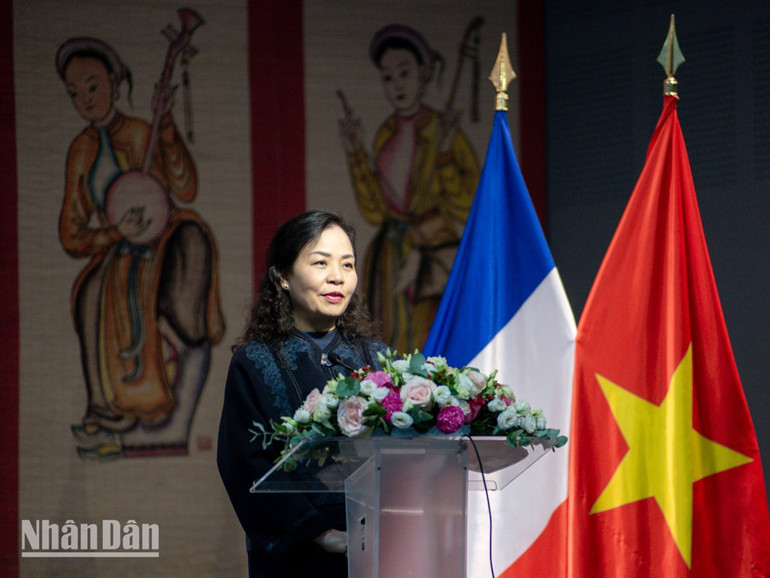 Według dr. Ngo Phuong Lan, wietnamskie kino przeżywa przełomowy rozwój, który wprawia w osłupienie nawet doświadczonych profesjonalistów. (Zdjęcie: MINH DUY) giao-luu-doan-lam-phim-duy-4.jpg