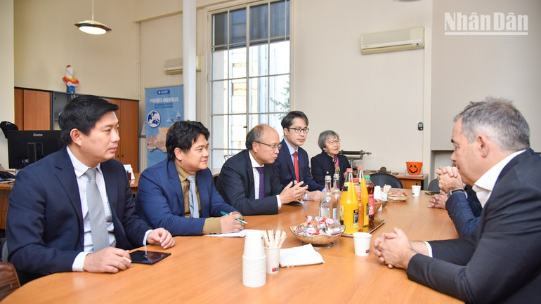 Tại buổi làm việc với CCI tỉnh Pyrénées-Orientales, Đại sứ Đinh Toàn Thắng đề cập tới các giải pháp hạ tầng năng lượng nhằm nâng cao hiệu suất sử dụng điện tại Việt Nam. (Ảnh: MINH DUY) perpignan-phap-duy-1.jpg