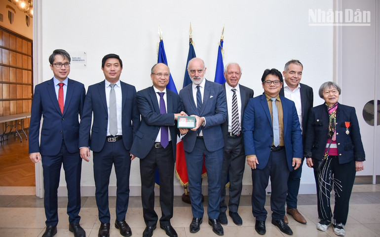 Ông Laurent Gauze, Chủ tịch CCI tỉnh Pyrénées-Orientales, đánh giá cao tinh thần cởi mở và học hỏi của phía Việt Nam. (Ảnh: KHẢI HOÀN) perpignan-phap-duy-2.jpg