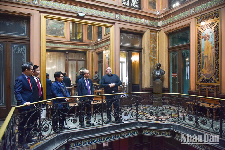 Đoàn công tác của Đại sứ quán Việt Nam tại Pháp thăm Dinh thự Pams, công trình kiến trúc lịch sử của thành phố Perpignan. (Ảnh: KHẢI HOÀN) perpignan-phap-duy-7.jpg