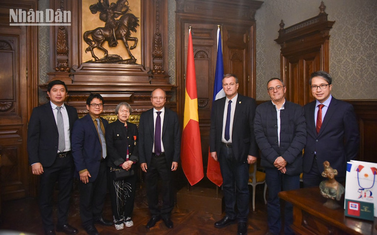 Đại sứ Đinh Toàn Thắng cùng đoàn công tác tại buổi làm việc với ông Louis Aliot, Thị trưởng thành phố Perpignan. (Ảnh: MINH DUY) perpignan-phap-duy-8.jpg