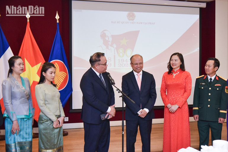 Đại biện lâm thời Sanxay Sadettan mong rằng sự phối hợp chặt chẽ giữa hai Đại sứ quán có thể góp phần tăng cường vị thế của mỗi nước trên trường quốc tế. (Ảnh: KHẢI HOÀN) lao-chuc-quoc-khanh-duy-2.jpg