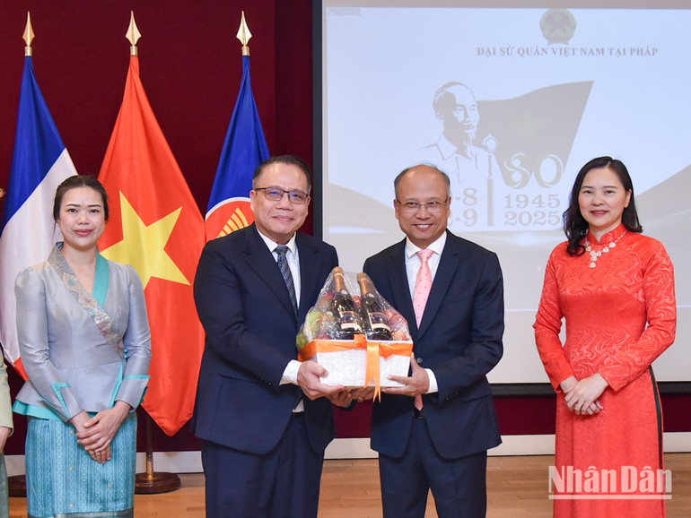 Việt Nam và Lào cùng nhau gặt hái những thành tựu hợp tác trong mọi lĩnh vực. (Ảnh: MINH DUY) lao-chuc-quoc-khanh-duy-3.jpg