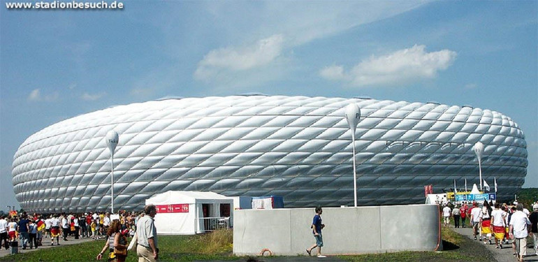 Sân vận động Munchen, nằm trong Công viên Olympic Munich, có sức chứa lên đến 70.000 chỗ ngồi cho các trận đấu quốc tế. (Ảnh: StadiumDB) fifa-world-cup-stadium-munchen-stadiumbd.jpg