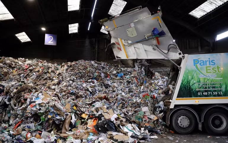 le-centre-de-tri-de-limeil-brevannes-val-de-marne-recupere-les-poubelles-jaunes-de-plus-de-100-communes-le-parisien.jpg