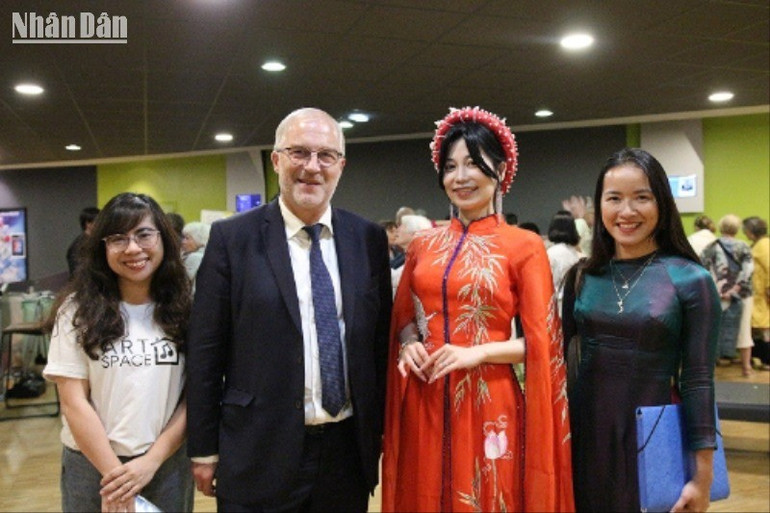 Thị trường thành phố Lorient (đứng thứ 2 từ trái sang) chụp ảnh cùng ban tổ chức và khách mời là Hoa hậu Áo dài phu nhân toàn châu Âu Đào Kim Thư (đứng thứ 2 từ phải sang). 5-copy-5494.jpg