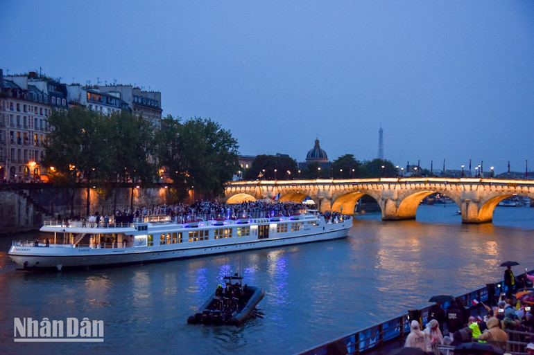 Chương trình khai mạc Thế vận hội Olympic Paris 2024 diễn ra trên dòng sông Seine thơ mộng. (Ảnh: MINH DUY) olympic-paris-2024-duy-7.jpg