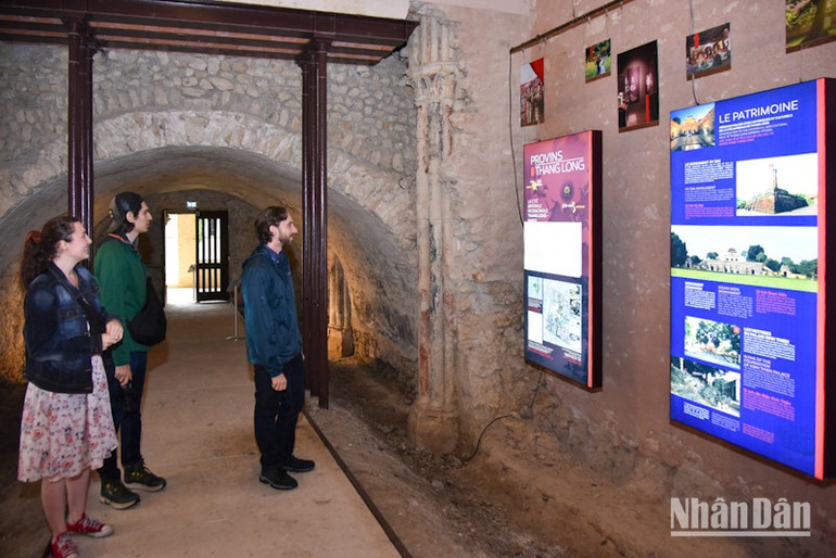 Người dân Provins bày tỏ sự quen thuộc với hình ảnh Hoàng thành Thăng Long, giờ đây có thêm cả Cổ Loa. (Ảnh: KHẢI HOÀN) hoang-thanh-x-co-loa-x-provins-duy-13.jpg
